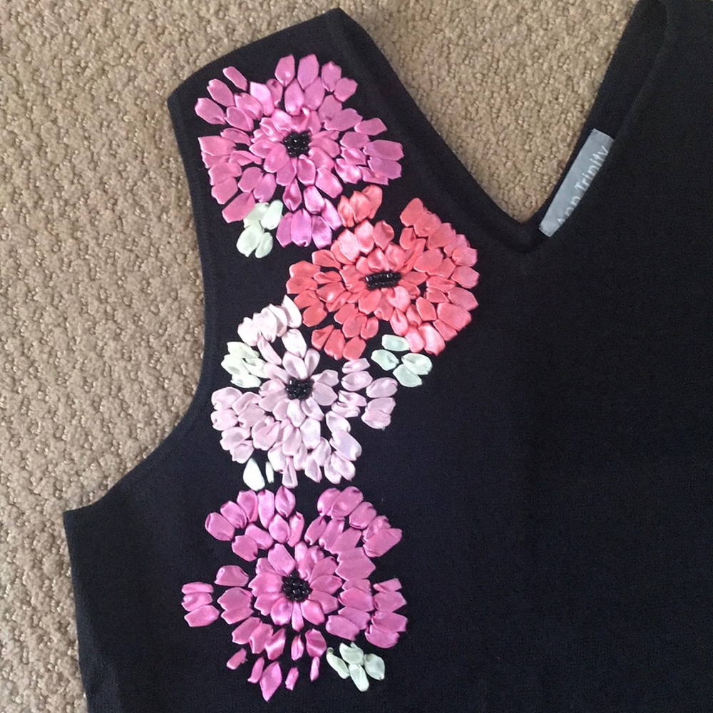 COPY - Adorable blouse with art on front and back - Picture 2 of 5